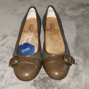 Croft and Barrow brown flats